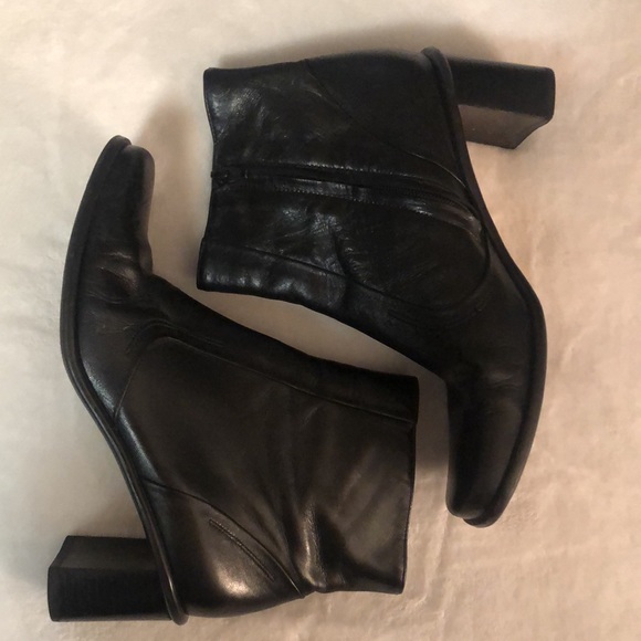Etienne Aigner 100% black leather sz 8 booties with zipper and 2.25” heel - Picture 3 of 12